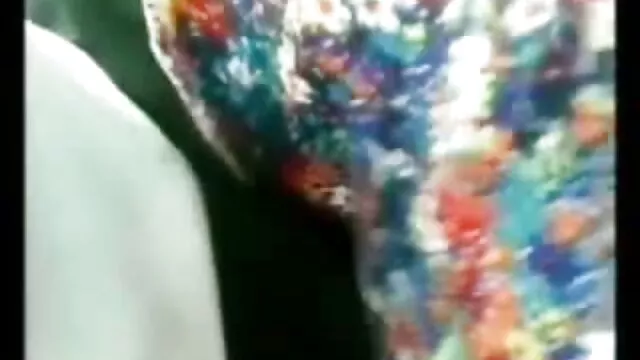 انجمن بدون ثبت نام  اسپانیایی در یک سینه بند صورتی به حالت ایستاده در عکس سکسی دختر حشری محاصره خودرو قرار گرفت