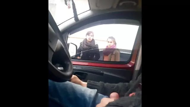 انجمن بدون ثبت نام  زن شلوغ با نوک سینه های دراز ، برای جلب عکس سکس با دختران او کلاه خود را تراشیده و نشان می دهد