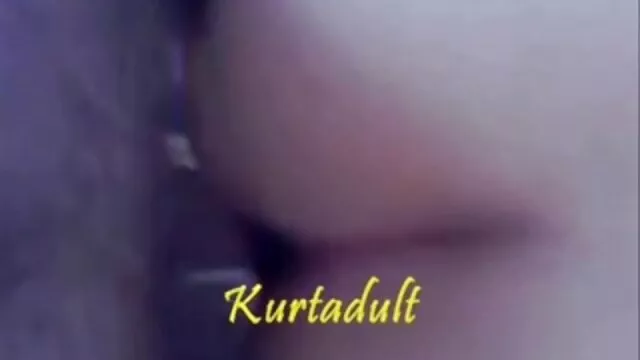 انجمن بدون ثبت نام  ماشینی خال کوبی روی تخت دراز کشیده است و لیزن یک زن چاق را دارد و عکس های سکسی دخترها دهان خود را می گذارد