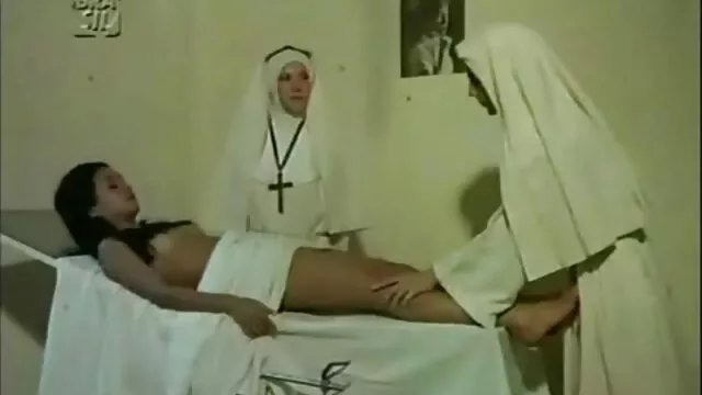 انجمن بدون ثبت نام  یک زن تصاویر سکسی دختران کم سن در ماسک نقاب دار بازی مرد را جلوی وب کم می مکید